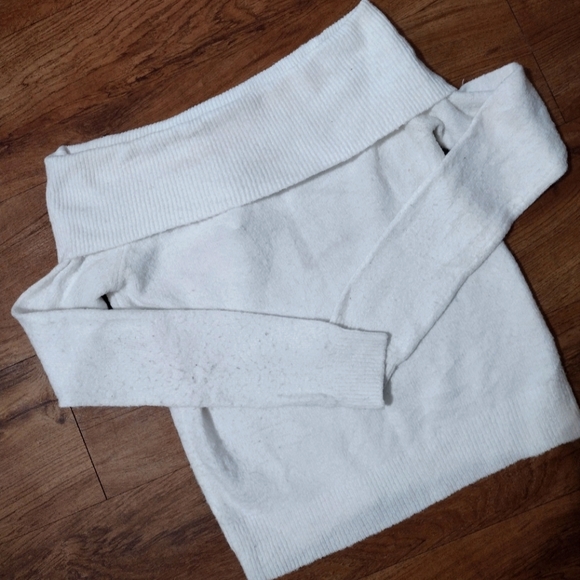 Forever 21 Off the Shoulder Sweater - Picture 4 of 5